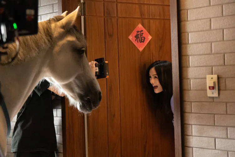 徐佳瑩在廣告中與白馬趣味互動。Uber Eats 提供