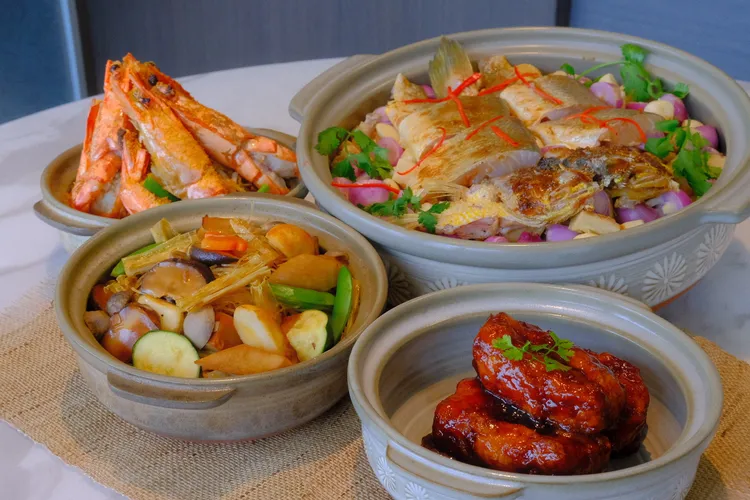 亞果薈煲菜以瓦煲燜煮，保留食材原汁原味，搭配火候掌控到位的烹調技法，最大特色在於「熱辣辣上桌，香氣四溢」。業者提供