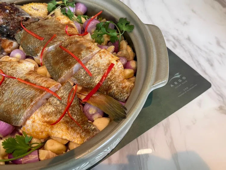 亞果薈推出砂鍋祭，紹興黃魚煲黃魚以紹興酒入味，酒香濃郁而不掩魚肉的鮮美。業者提供