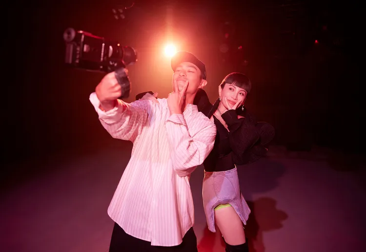 楊祐寧與魏如萱開心玩自拍。好多音樂提供