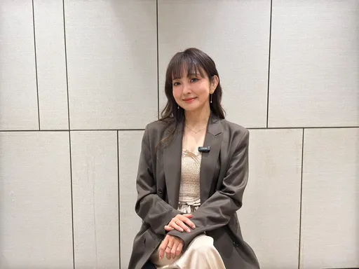 爱纱有望明年出新曲 被问感情露害羞笑容
