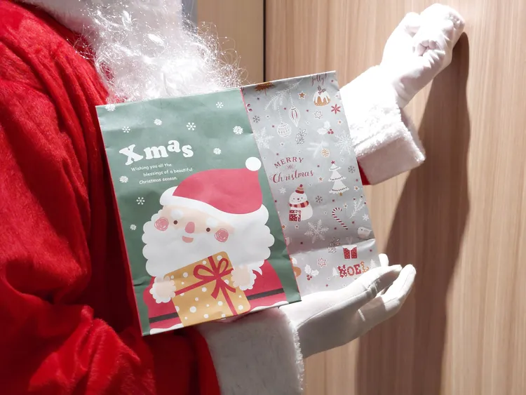 品文旅舉辦聖誕老人來敲門，為小朋友送上家長精心準備的禮物。業者提供