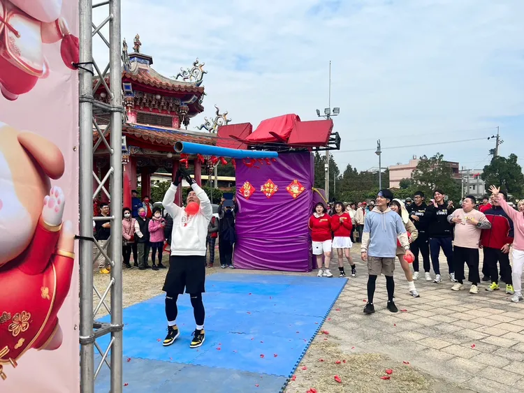 曾國城親自上陣挑戰關卡。民視提供