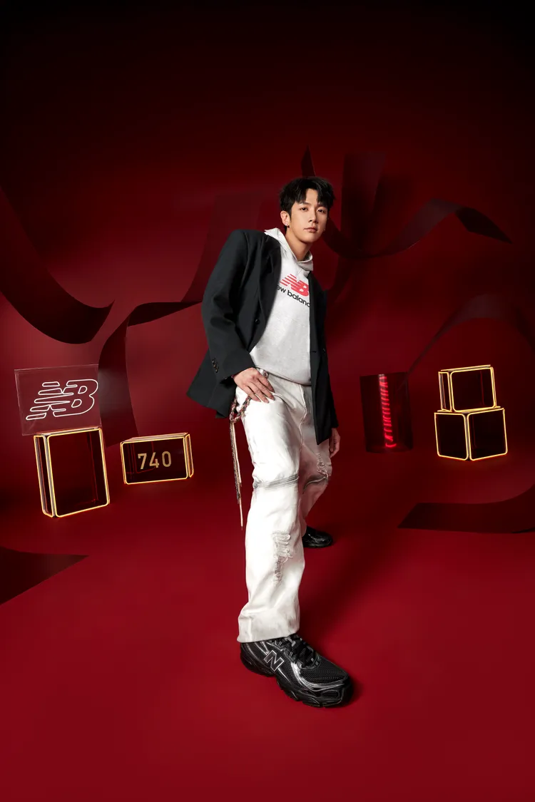 柯震東以黑色西裝外套搭上NB LOGO連帽上衣以及夜幕黑740跑鞋。品牌提供
