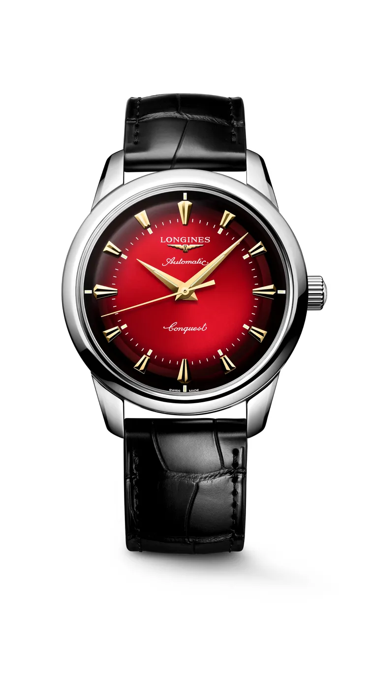 浪琴表征服者復刻系列蛇年生肖腕錶，40mm，圓形不鏽鋼錶殼，紅色弧形漸層錶盤，黑色鱷魚皮革錶帶，浪琴表獨家L888.5自動上鍊機械機芯，動力儲存72小時，防水深度50米，限量2025只，10萬2100元。品牌提供