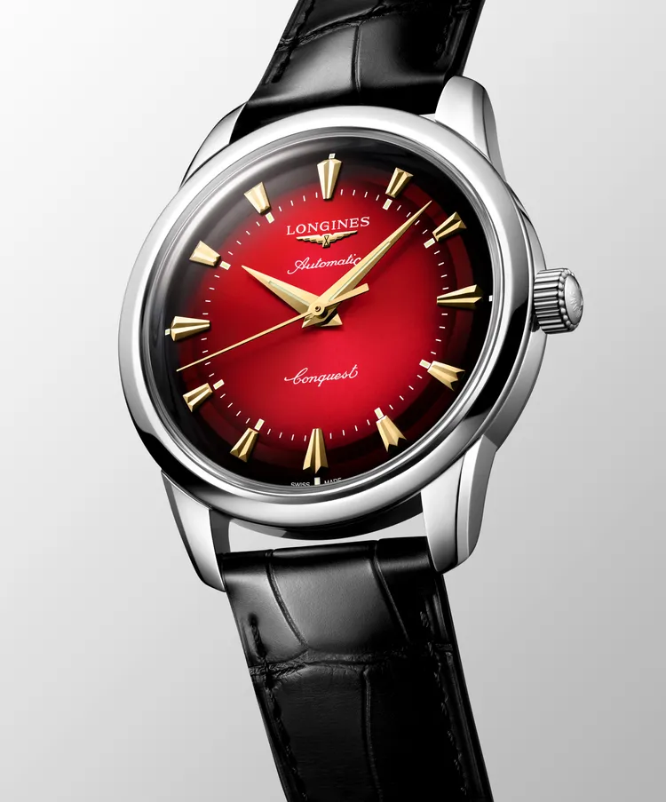 浪琴表征服者復刻系列蛇年生肖腕錶，40mm，圓形不鏽鋼錶殼，紅色弧形漸層錶盤，黑色鱷魚皮革錶帶，浪琴表獨家L888.5自動上鍊機械機芯，動力儲存72小時，防水深度50米，限量2025只，10萬2100元。品牌提供