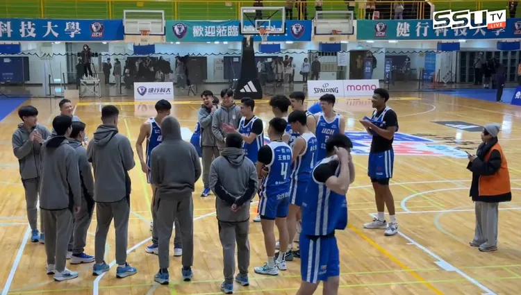 健行不戰而勝拿下11連勝好成績，當場在球場慶祝總教練劉孟竹生日。翻攝自SSUtv Sports