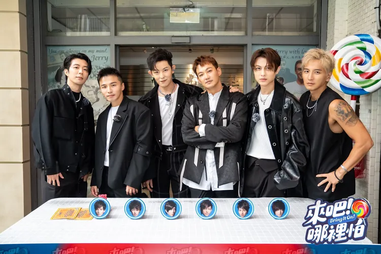 小杰(左起)、阿緯、敖犬、威廉、王子、小煜等重聚出外景。TVBS提供