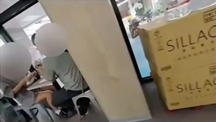 陳女與被害人清點鈔票時被警方逮捕。民眾提供