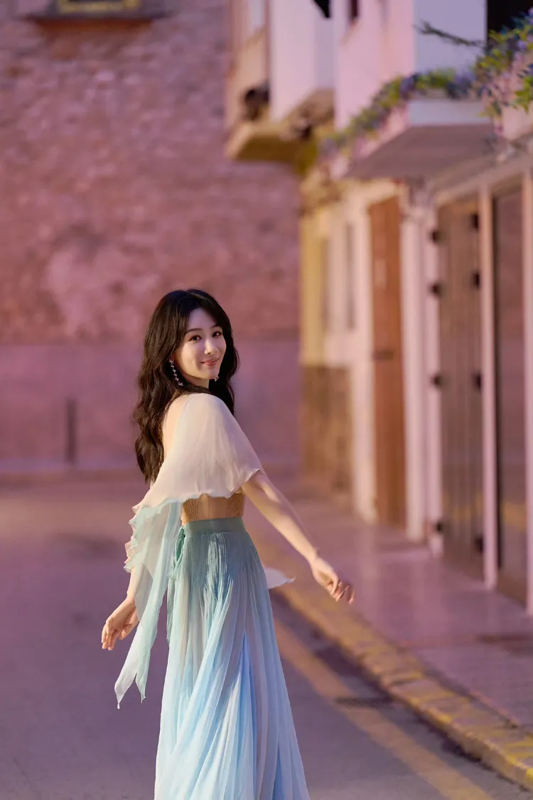 網友大讚楊紫是「仙女降臨西班牙」。翻攝楊紫工作室微博