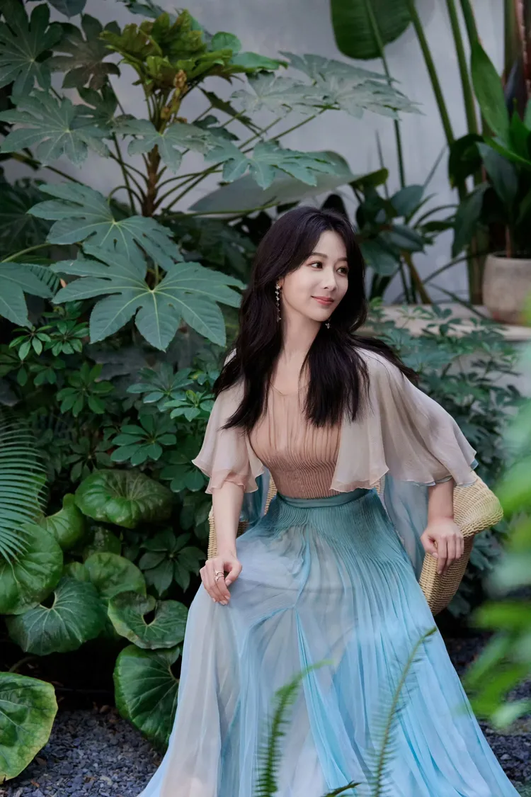 楊紫穿著Julien Fournie 2023春夏高訂系列。翻攝楊紫工作室微博