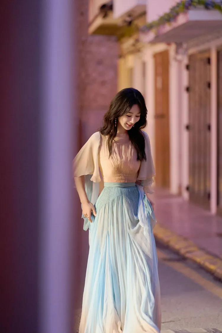 楊紫的洋裝以粉嫩色調搭配輕柔雪紡材質營造出飄逸感。翻攝楊紫工作室微博