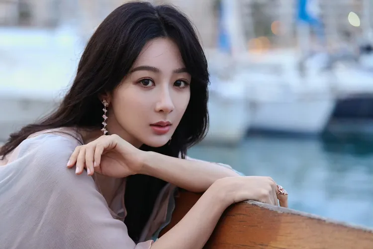 楊紫搭配APM Monaco六芒星垂墜耳環、戒指。翻攝楊紫工作室微博