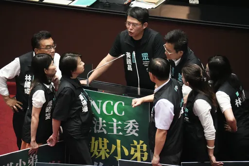 劉靜怡遭封殺!石明謹酸民眾黨「藍綠都不想理你」:合作太噁