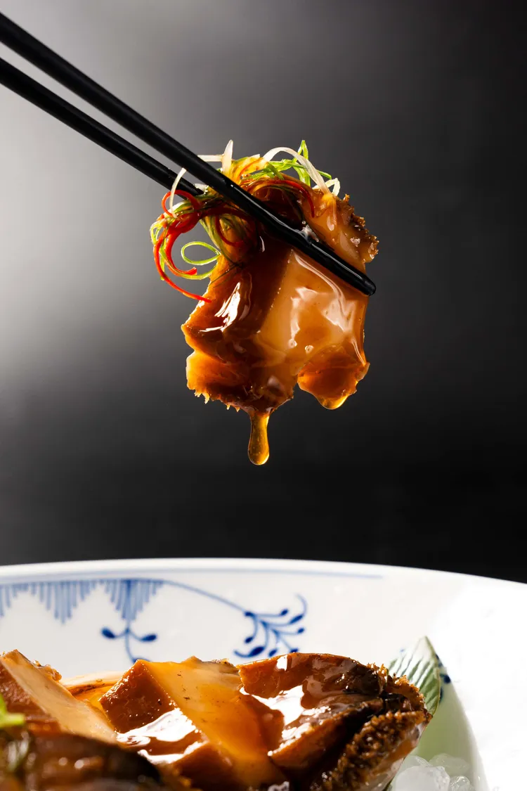 「和風鮑魚禮盒」嚴選新鮮飽滿的南非鮑魚。業者提供