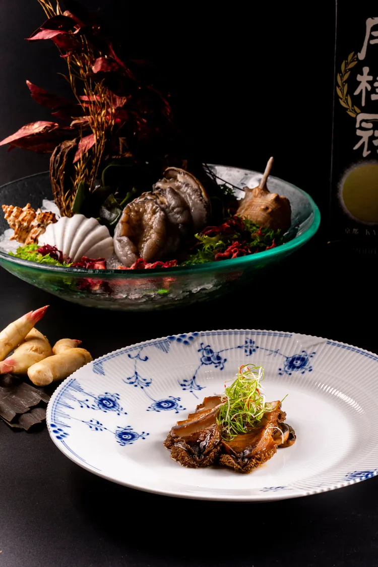 晶英國際行館推出節慶限定的「和風鮑魚禮盒」。業者提供