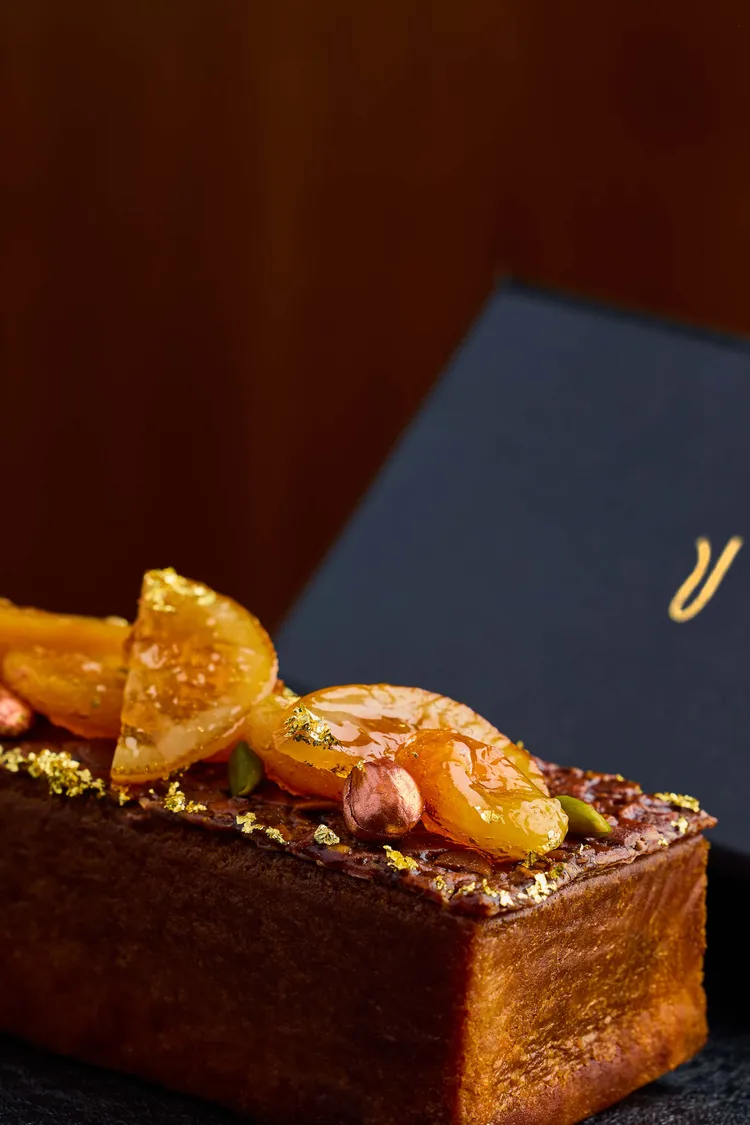 「義式杏仁蛋糕禮盒」外層淋上象徵春節的溫暖陽光金黃透亮的杏仁糖漿。業者提供