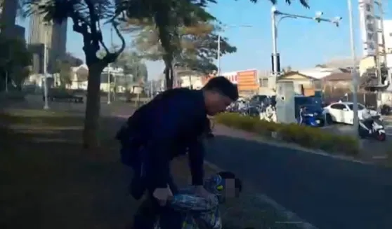 警方到場時喝醉的黃男還不安分，被當場壓制。民眾提供