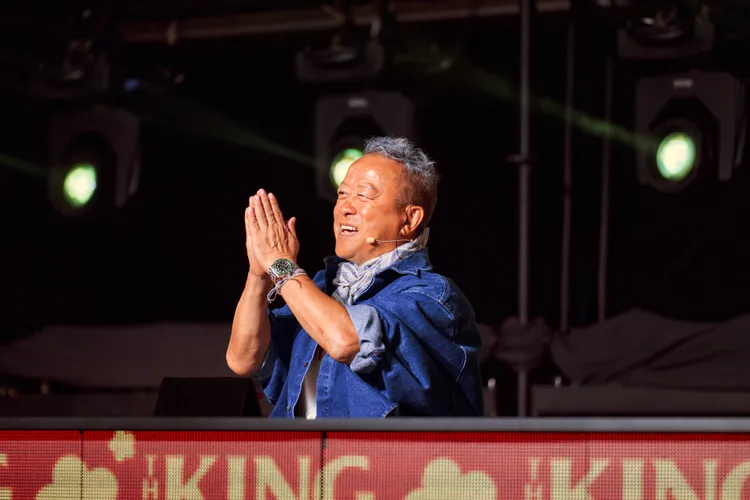 曾志偉坦言很難評，夜市美食真的都太好吃了。緯來提供