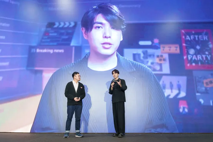 科技日現場展示志祺七七的數位分身影片，展現AI跨平台內容生成上的優勢。圖為科科科技創新產品中心副總經理彭弘達（左）,百萬 YouTuber 志祺七七（右）。科科科技提供
