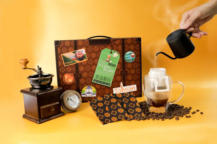 享念台灣精品濾掛咖啡年節禮盒靈感源自旅行箱設計，內含來自台灣不同產區的G1等級咖啡豆，將台灣情懷濃縮成一杯咖啡，陪伴遊子與旅人回味台灣家鄉味道。業者提供