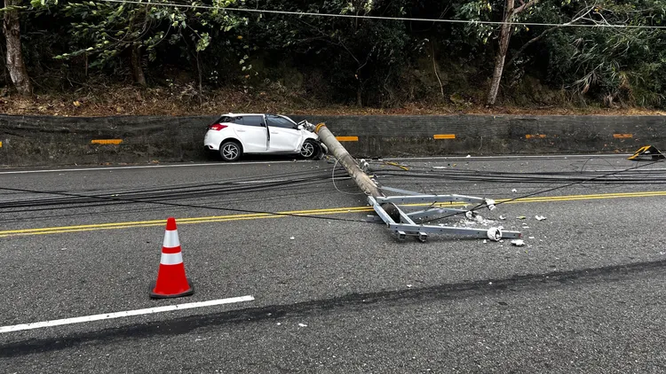電線桿也被撞斷。民眾提供