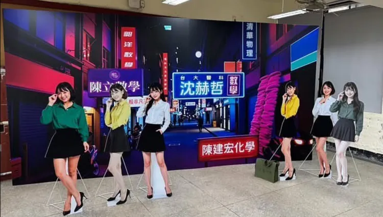 北市建中校友日前舉辦聚餐，現場製作疑似影射北一女中、中山女高、景美女中的正妹人形立牌。翻攝threads