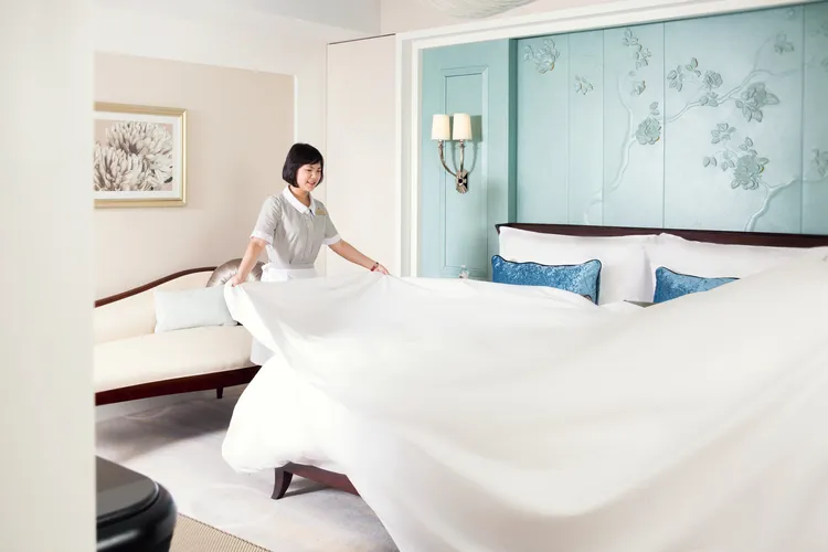 第一線服務團隊如餐飲部、客務部、禮賓部至廚藝部及房務部等，特定職務起薪亦優於同業3至5%。業者提供