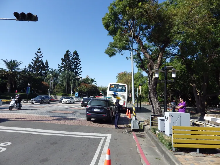 警方表示，當時是大客車撞倒路燈，警方拉封鎖線並停放警車示警。民眾提供