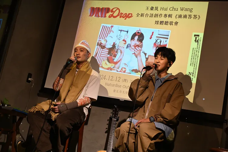 王彙筑（右）與高真一起合唱新歌《輕輕仔飛》。圖／傻皮工作室提供