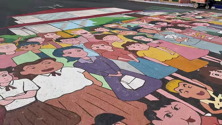 沈男在小新的家周邊做了動漫相關彩繪。翻攝自沈男抖音