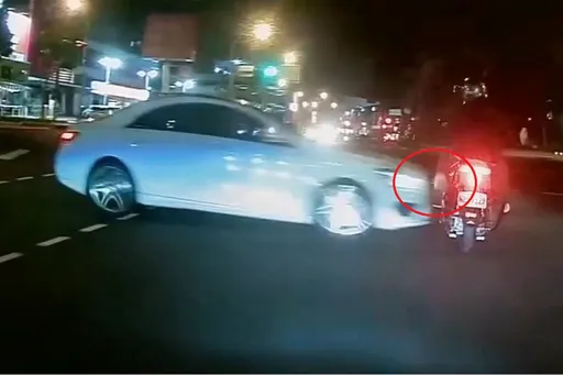 撞車片｜賓士闖紅燈撞翻機車　18歲女騎士與乘客「2原因」無傷