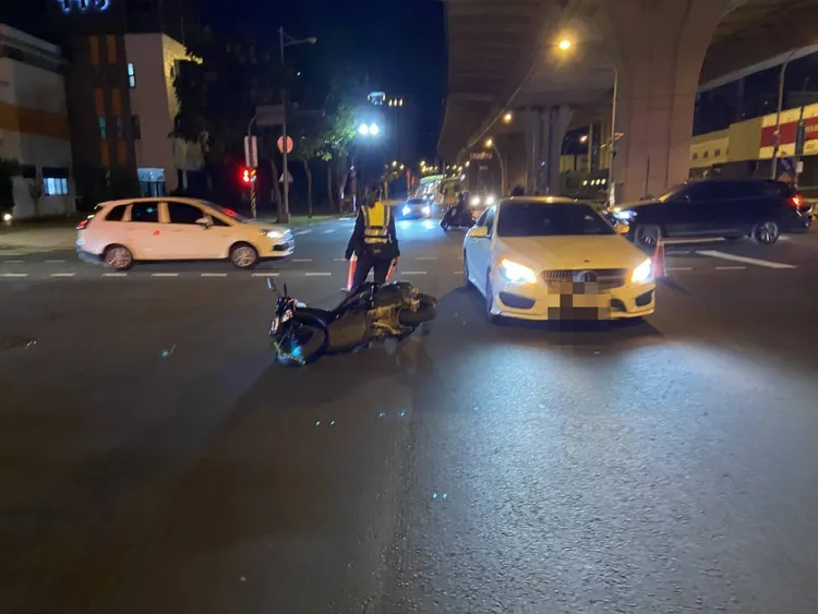 這起事故發生在太平區環中東路與中山路口，機車騎士與乘客幸運未受傷。民眾提供