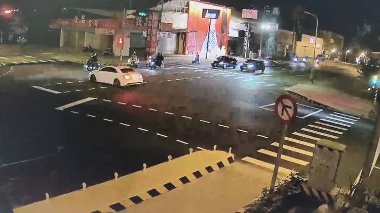 監視器畫面顯示白色轎車明顯闖紅燈。民眾提供