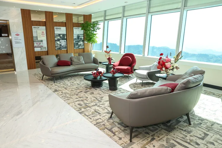 滙豐銀行於台北101大樓的84樓全新打造全台第6座旗艦型財富管理中心，採用集團頂級規格的軟硬體設備。滙豐銀行提供