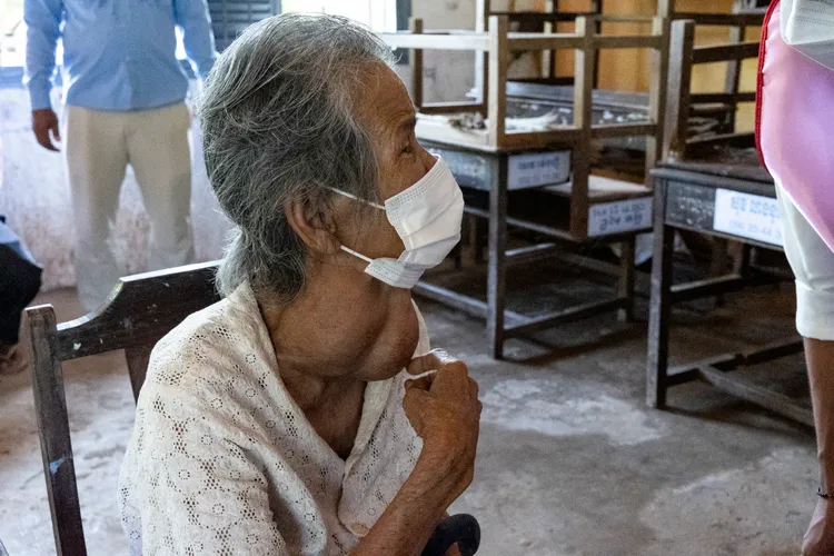 患者脖子腫瘤一拖就是40年，卻因貧困無法處理。義診團提供