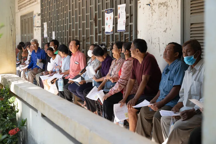 當地醫療資源缺乏，等候看診民眾大排長龍。義診團提供