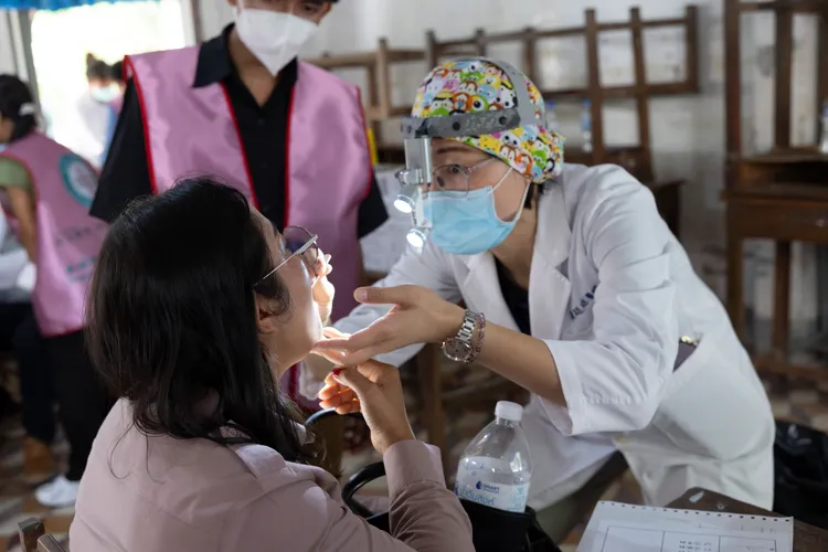 義診團醫師看診情況。義診團提供