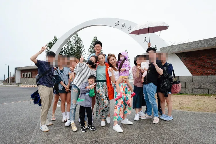 滑雪教練（六月等人後方）因六月（左起）關係，常與圈內人如楊千霈、張文綺一同出遊，期間張文綺還一度煞到他。翻攝楊千霈臉書