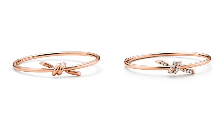 Tiffany Knot 18K玫瑰金窄版手環（左）15萬1000元、18K玫瑰金鑽石窄版手環（右）25萬9000元。品牌提供