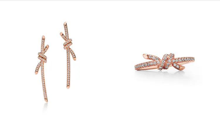 Tiffany Knot 18K玫瑰金鋪鑲鑽石耳環中型（左）28萬1000元、18K玫瑰金鋪鑲鑽石窄版戒指（右）13萬6000元。品牌提供
