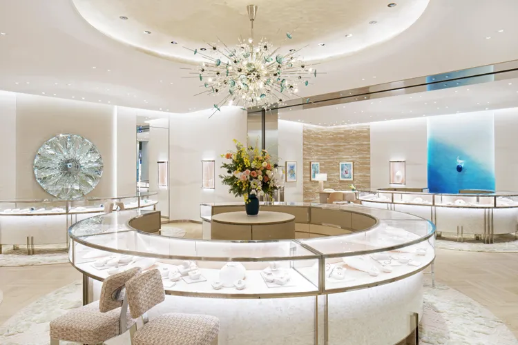 店內裝潢有Hans Harald Rath水晶燈、水晶棱鏡藝術。品牌提供