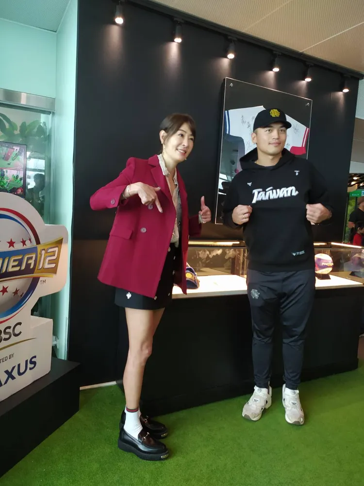 12強棒球賽「選手朱育賢的雙殺冠軍手套」今起在台北101「朱育賢帶領少棒隊參訪夢想高飛特展」亮相展出。許麗珍攝