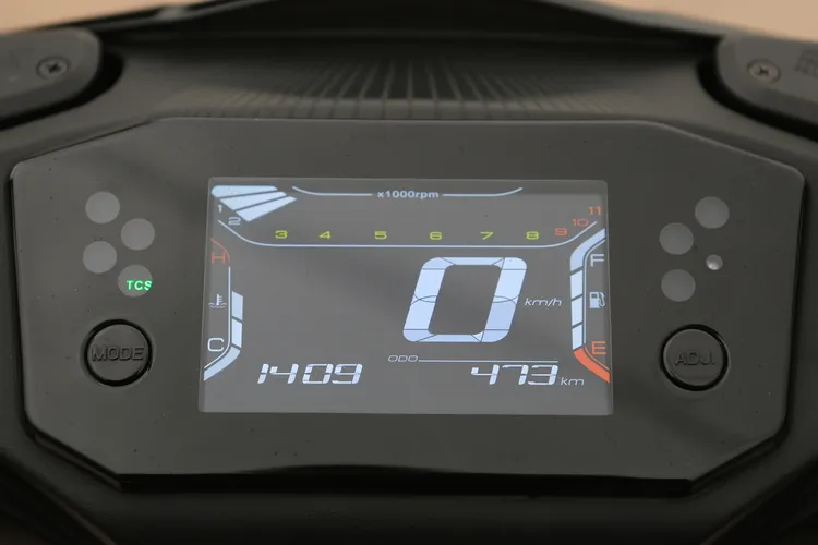 LCD液晶儀錶板數字時速資訊置於正中央，轉速表排列於上方也提升不少戰鬥氛圍。林浩昇攝