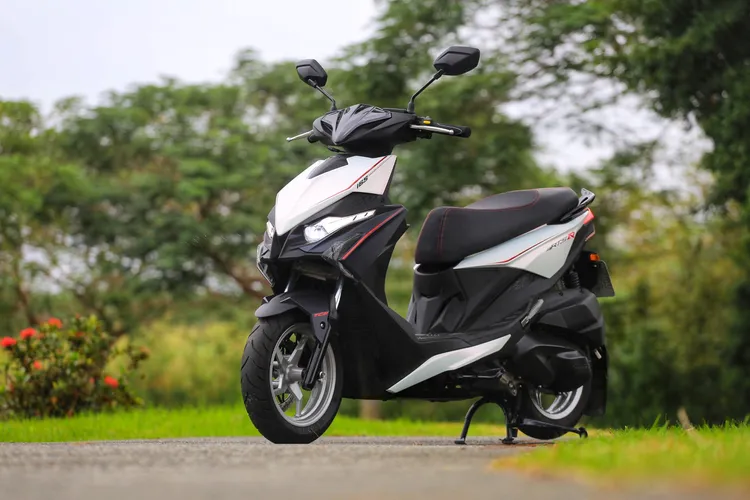 KYMCO RTS R 165在全新ISG水冷動力應用下有著16.8匹最大馬力，原廠數據0-100公尺加速僅7.2秒即可完成，年底前還可享106,500元的優惠預售價。林浩昇攝
