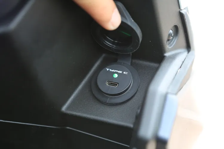 最新的Type C充電孔，同時也具備更有效率的快充機能。林浩昇攝