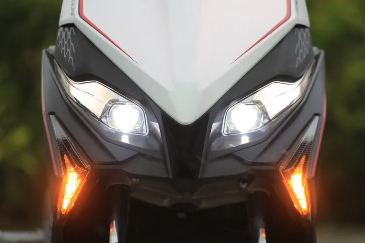 鷹眼形象之下，RTS R 165車頭塑造出更明顯的「鼻樑」之外，頭燈周圍更講究的空力線條，呈現出更為兇悍的仿生形象。林浩昇攝