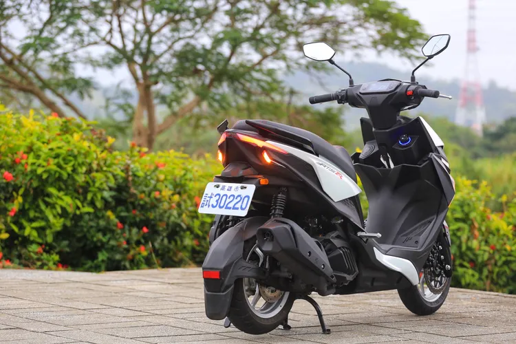 流線高翹的車尾、分離式的把手等元素，依舊展現RTS家族的運動化形象。林浩昇攝