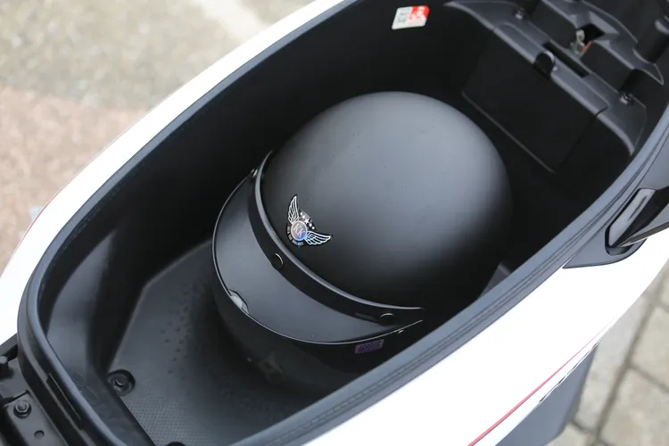 椅墊下達到28.1公升的置物箱，能收納大部分全罩安全帽體。林浩昇攝