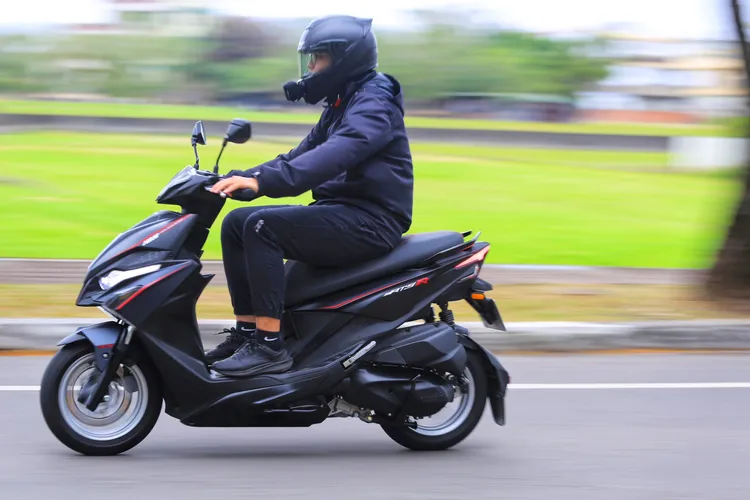 從低速到高速間，引擎、ISG馬達與傳動系統之間的完美合構，造就了RTS R 165毫無冷場的速度激情。林浩昇攝